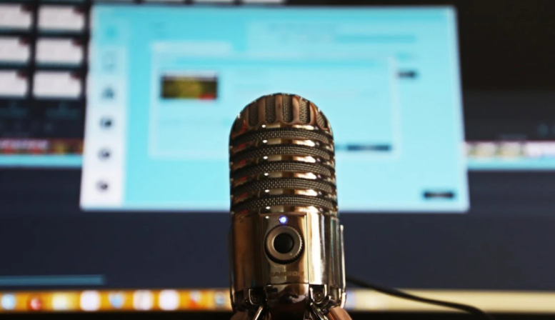 The Complete Speaker's Toolkit: Enhancing Your Podcast with the Right Visuals